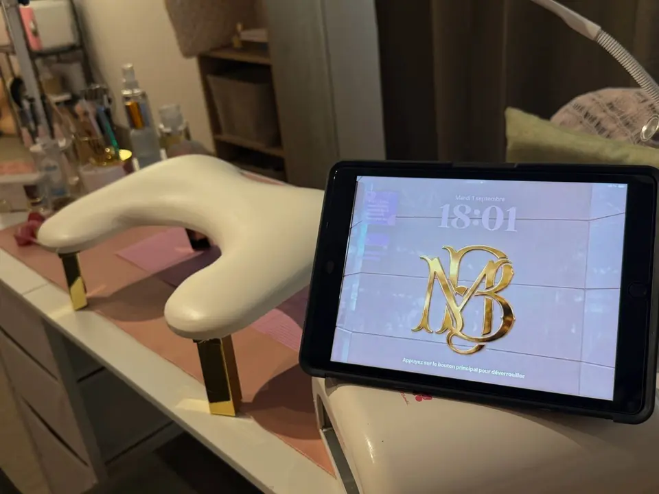 Détail poste de manucure et logo MysticBeauty