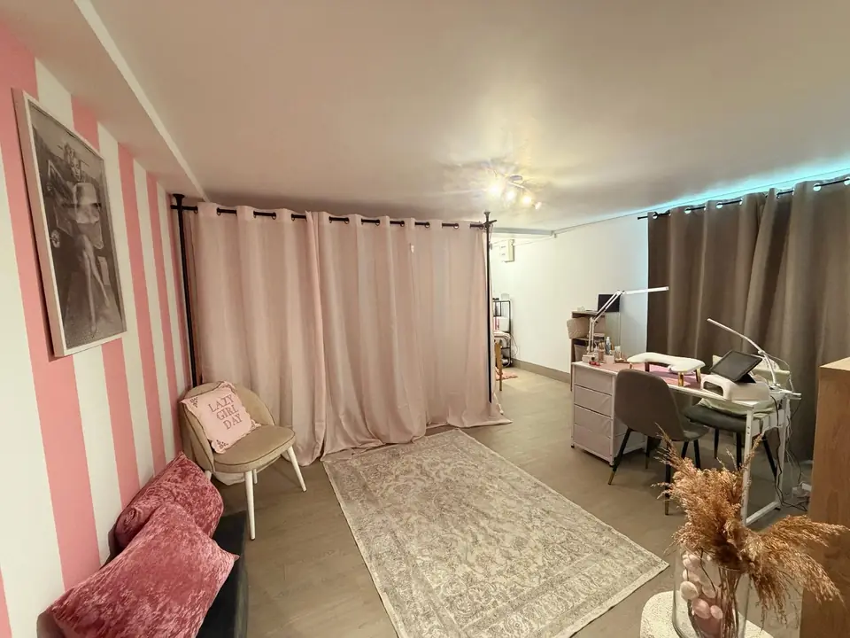 Coin salon MysticBeauty, banquette et rideaux