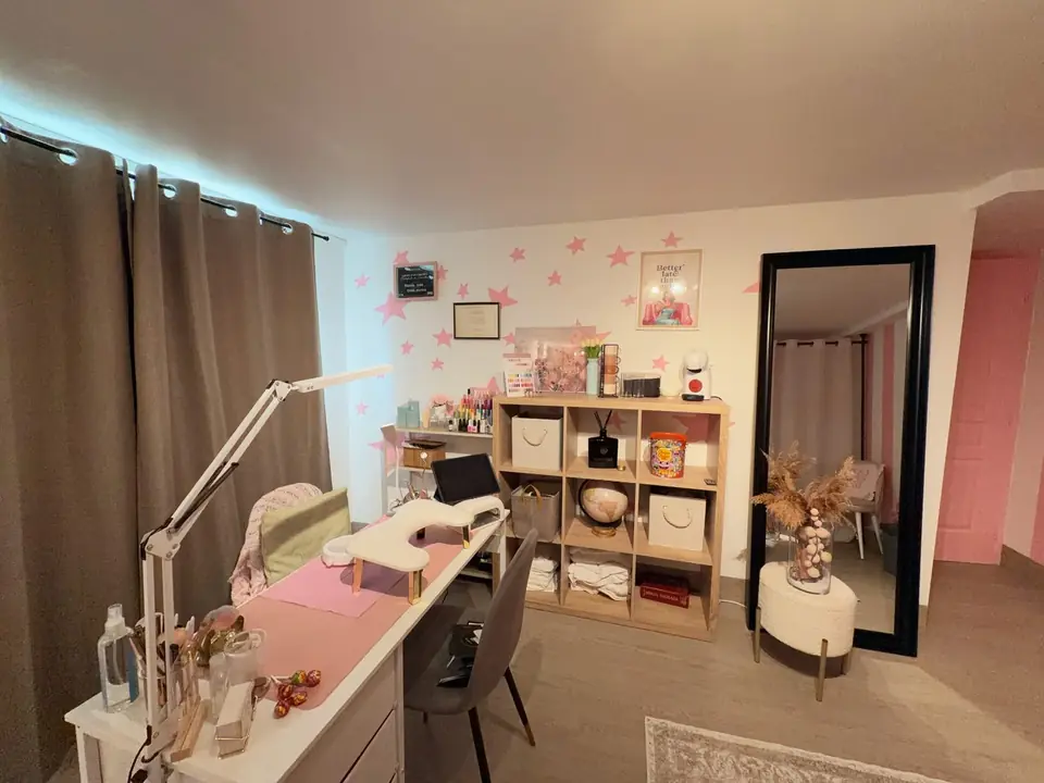 Salon MysticBeauty, poste ongles et miroir