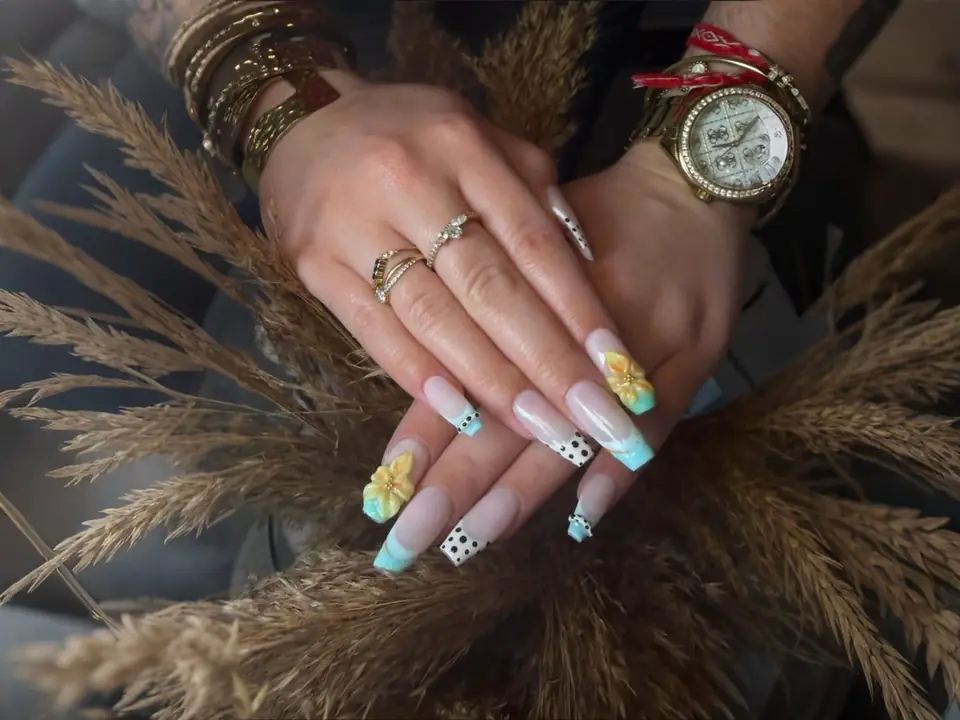 Nail art french pastel et fleurs 3D