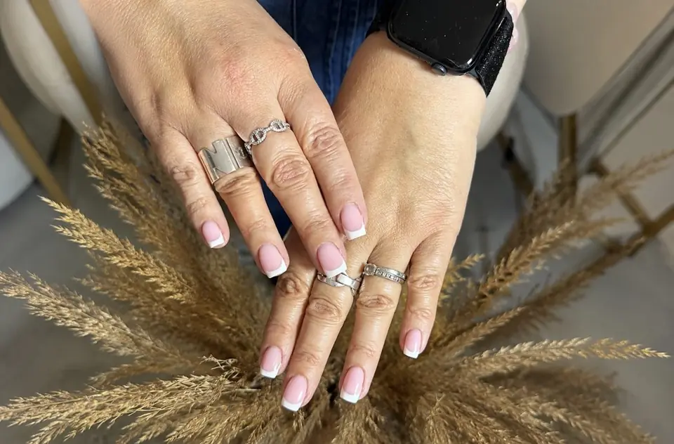 Manucure rose nude et bagues