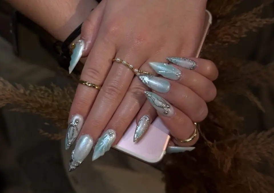 Nail art stiletto chromé bleu et argent