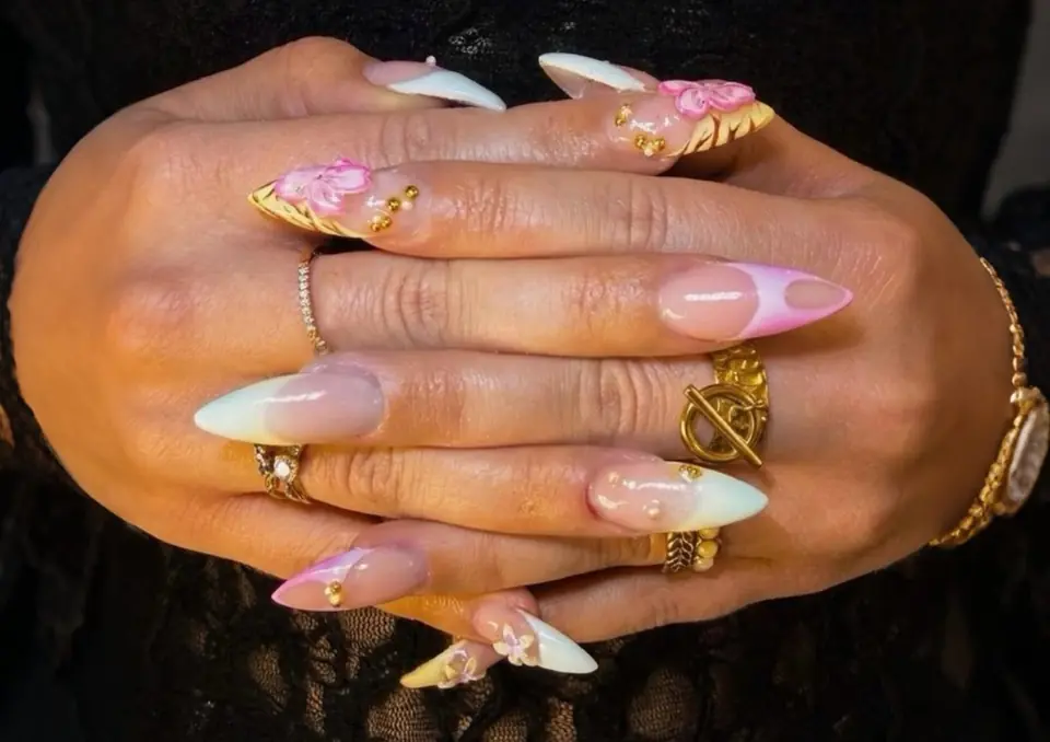 Nail art stiletto dégradé rose et fleurs dorées